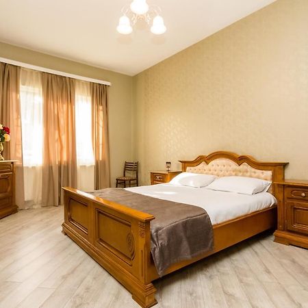 Rustaveli Two Bedroom Apartment With 5 Star Location Tbilissi Extérieur photo