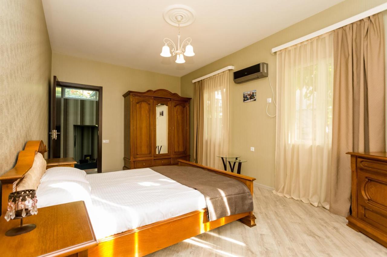 Rustaveli Two Bedroom Apartment With 5 Star Location Tbilissi Extérieur photo