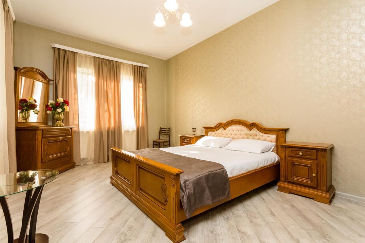 Rustaveli Two Bedroom Apartment With 5 Star Location Tbilissi Extérieur photo